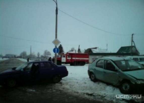  17 декабря,в поселке Хотынец столкнулись две легковушки.