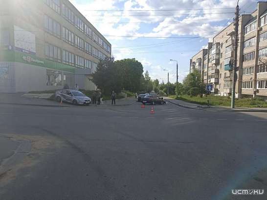 Во Мценске при столкновении машину отбросило на тротуар с двумя пешеходами