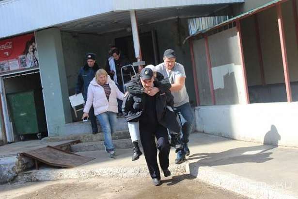 В Орле сотрудник Росгвардии вынес ветерана из задымленной квартиры