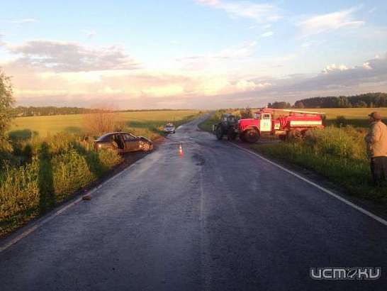 Четыре человека пострадали при столкновении иномарки с трактором