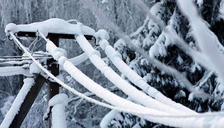 Налипание мокрого снега на проводах привело к отключению света в нескольких районах Орловской области