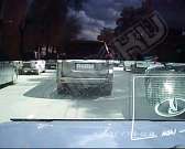 Момент аварии в Орле попал на видео: как легковушка оказалась на клумбе