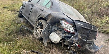 Водитель Mercedes пошёл на обгон по обочине — итог: авария и пострадавшие