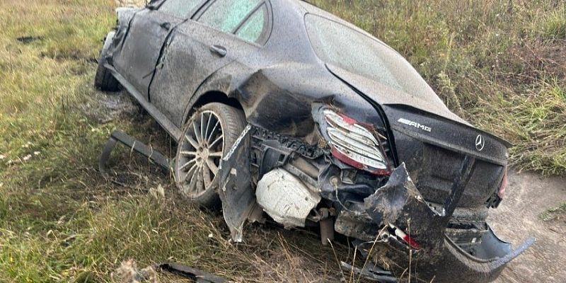 Водитель Mercedes пошёл на обгон по обочине — итог: авария и пострадавшие