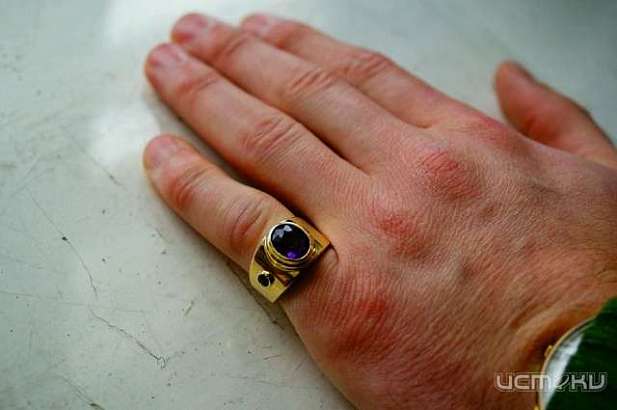 Амчанин украл золотое кольцо с руки собутыльника 