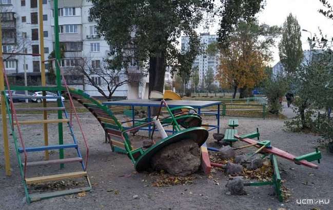 В Орле с детских площадок уберут изношенное оборудование