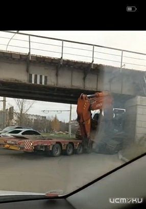 В Орле под мостом застрял трал, перевозивший экскаватор