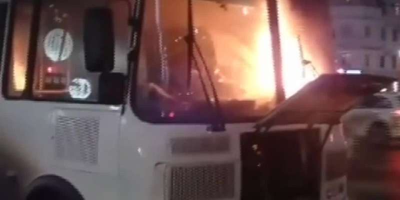 Полыхавшая в Орле маршрутка попала на видео