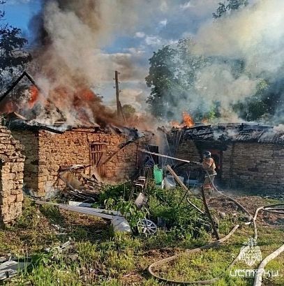 В Ливенском районе пожарные спасли дом от огня: сгорели только хозпостройки