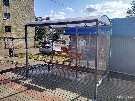 Вандалы сломали новую остановку на ул. Паровозной в Орле