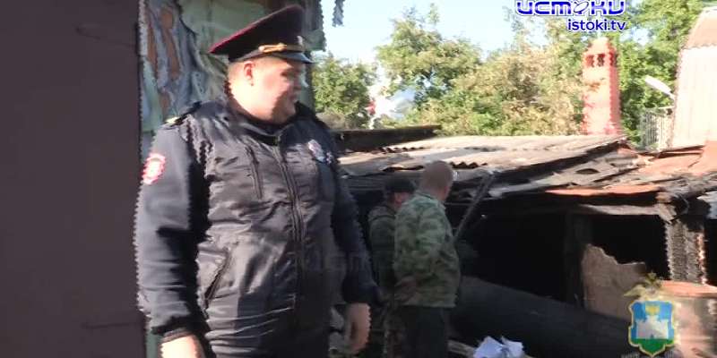 На днях сотрудникам ППС пришлось поработать спасателями. Они вывели из горящего дома несколько людей