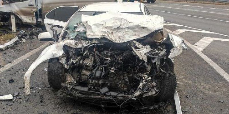 Смертельное ДТП: на трассе под Орлом легковушка с молодыми людьми врезалась в микроавтобус