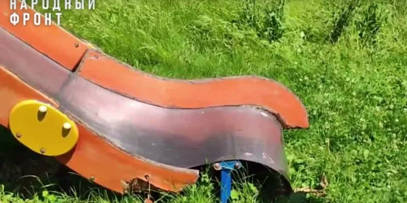 Опасная детская горка в Орле грозит серьезными травмами