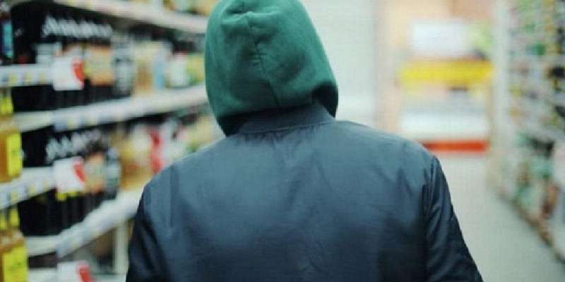 В Орле любитель дорогого алкоголя оказался в розыске за грабеж