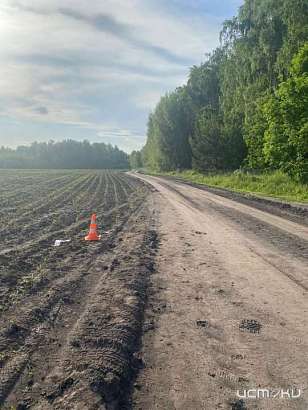 На Орловщине на грунтовой дороге перевернулся мотоциклист