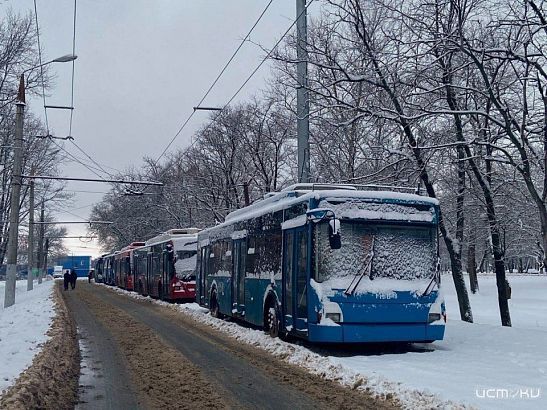 Орел-город контрастов: торжественно запускают "спортивные" троллейбусы...