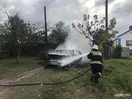 Во Мценске у дома сгорела иномарка