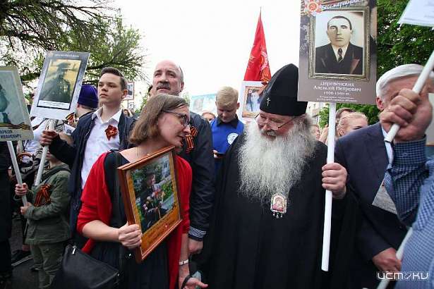 Орловский митрополит Тихон прошел в "Бессмертном полку"