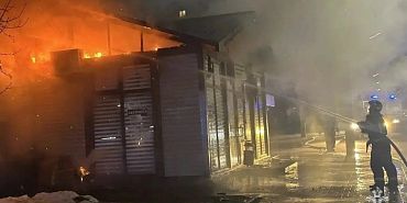 В Орле на улице Октябрьской горит торговый павильон — сотрудники МЧС ведут тушение