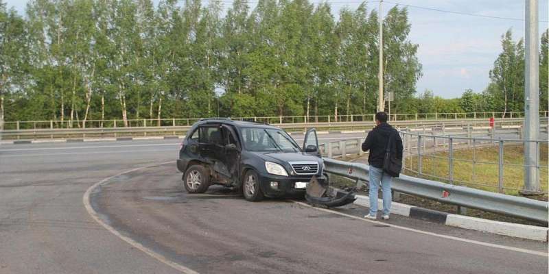 Не уступила дорогу: на Орловщине две иномарки не разъехались на перекрестке