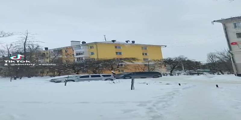 В Орле коммунальщики очищают крыши домов от снега, рискуя своей жизнью