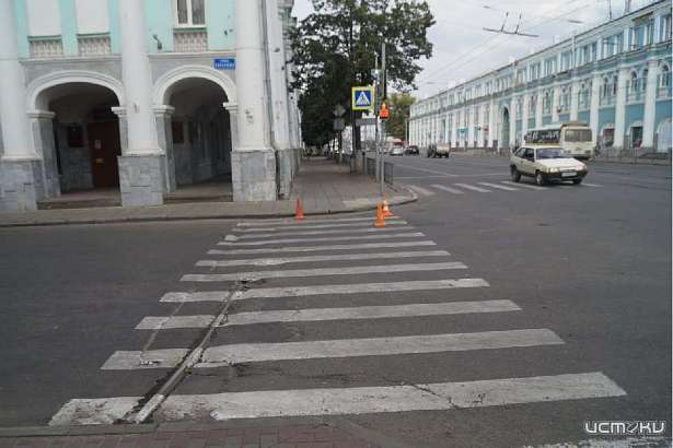 В Орле грузовик на пешеходном переходе сбил 91-летнюю старицу