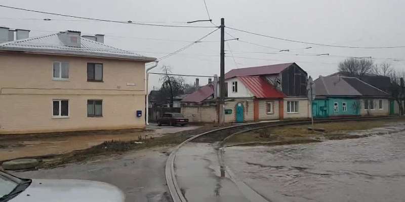 Видео: водная преграда разделила на две части ул. Пушкина в Орле