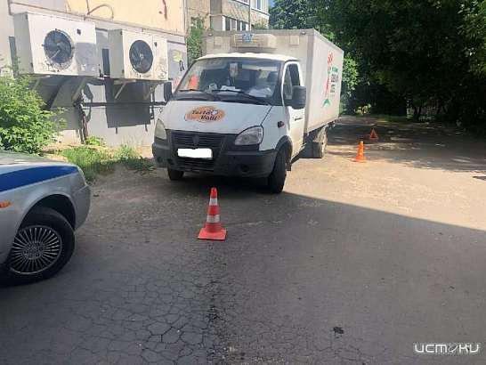 В Орле грузовик задним ходом сбил пожилого мужчину
