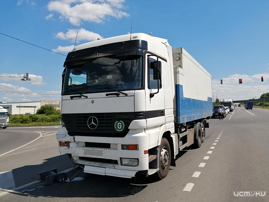 Под Орлом пенсионер на легковушке въехал в большегруз