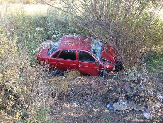 По дороге в Ливны 21-летний парень без прав влетел на «Приоре» в дерево