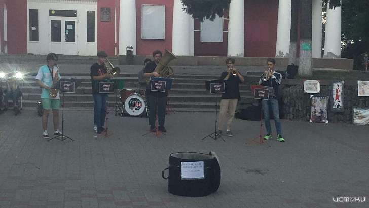 Орловчанам пришелся по вкусу стрит-бэнд, собирающий толпу возле «Победы»