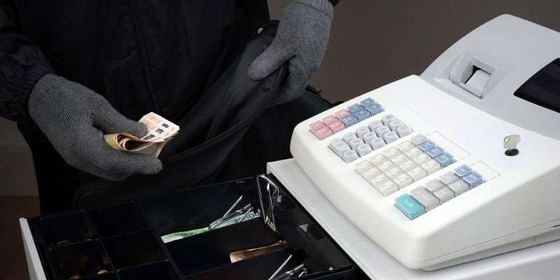 Амчанин избил продавщицу и забрал деньги из кассы магазина