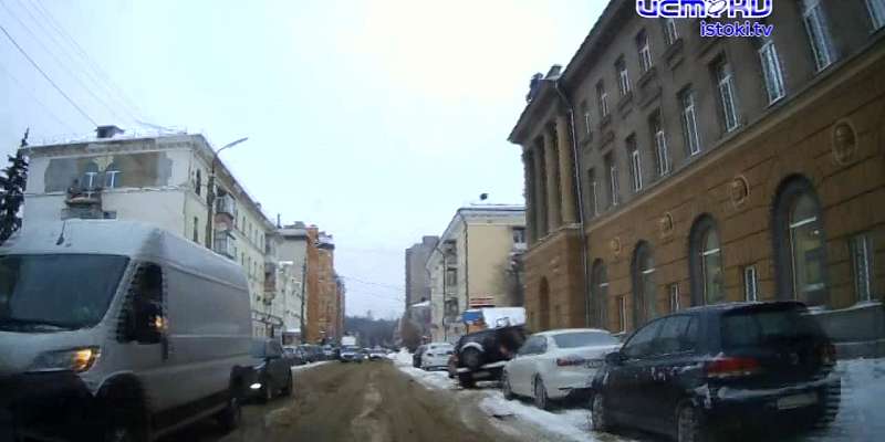 И снова не готовы. Выпавший снег убирать опять не спешат, зато добротно посыпают его песком