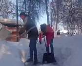 Вместо лопаты — клюшка. Губернатор и его подчиненные решили забыть о «снежных» проблемах города и сыграли в хоккей