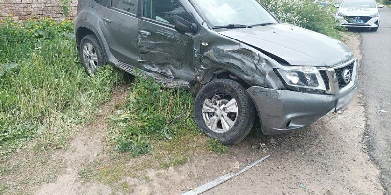 На одном из перекрестков Заводского района не разъехались кроссовер и фургон