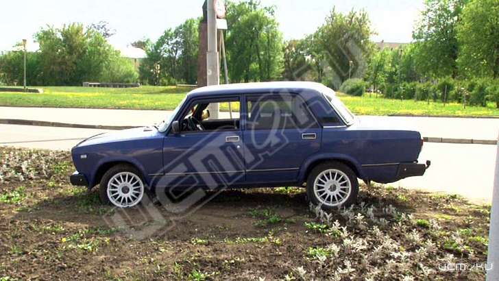 Фотофакт: в Орле отечественная легковушка вылетела с дороги на клумбу