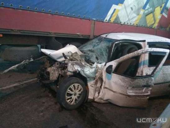 Под Орлом легковушка врезалась в грузовик. Есть погибшие
