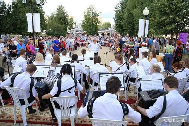 Возле Александровского моста орловчане услышат песни о любви и семье