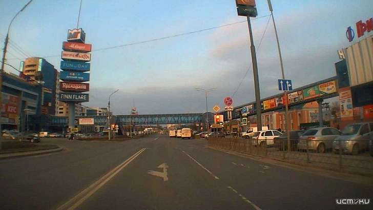 На Кромском шоссе в Орле дорожная разметка и знаки противоречат друг другу