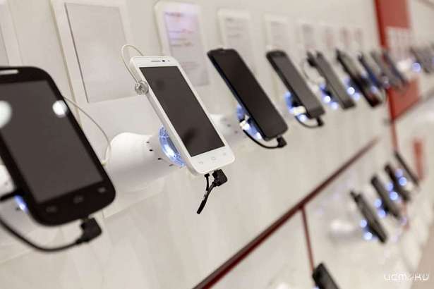 Новый сотрудник украл из магазина в первый рабочий день телефоны на сумму 100 тысяч рублей