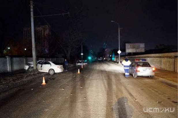 В Орле ночью «Toyota Corolla» с четырьмя молодыми людьми врезалась в столб электроосвещения. Пострадали все