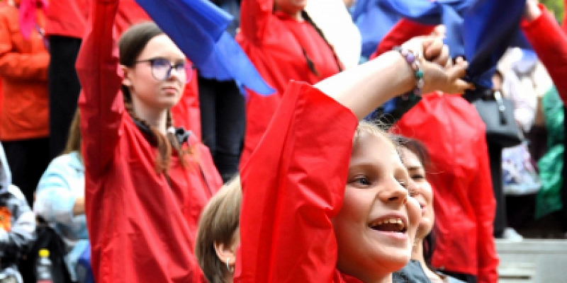 В Орле десятки горожан закружились в "Синем платочке" в преддверии Дня Победы