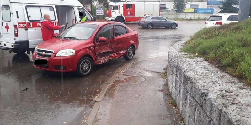 В дождливую погоду в Орле не сумели разъехаться «Лифан» и «Шевроле» 