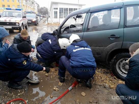 В Орле автомобиль провалился под асфальт