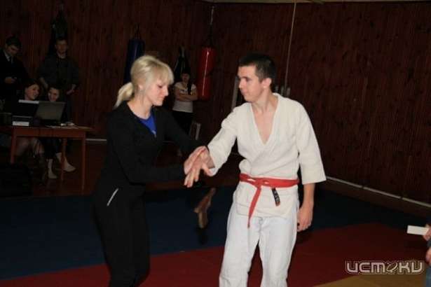 В Орле сотрудницы УМВД показали свои навыки самозащиты