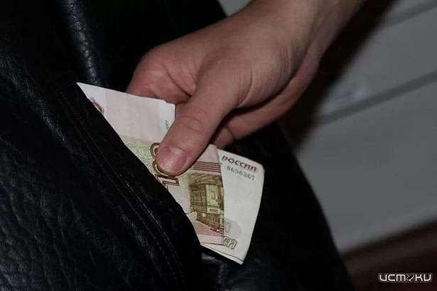 Коллега украл у орловчанина деньги из одежды