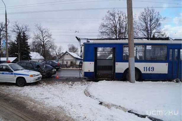 В Северном районе Орла ВАЗ въехал в троллейбус 