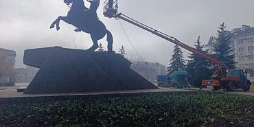 В Орле начали приводить в порядок памятники к майским праздникам