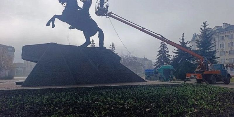 В Орле начали приводить в порядок памятники к майским праздникам