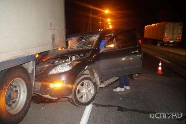 В Знаменке иномарка влетела в стоявший на обочине грузовик